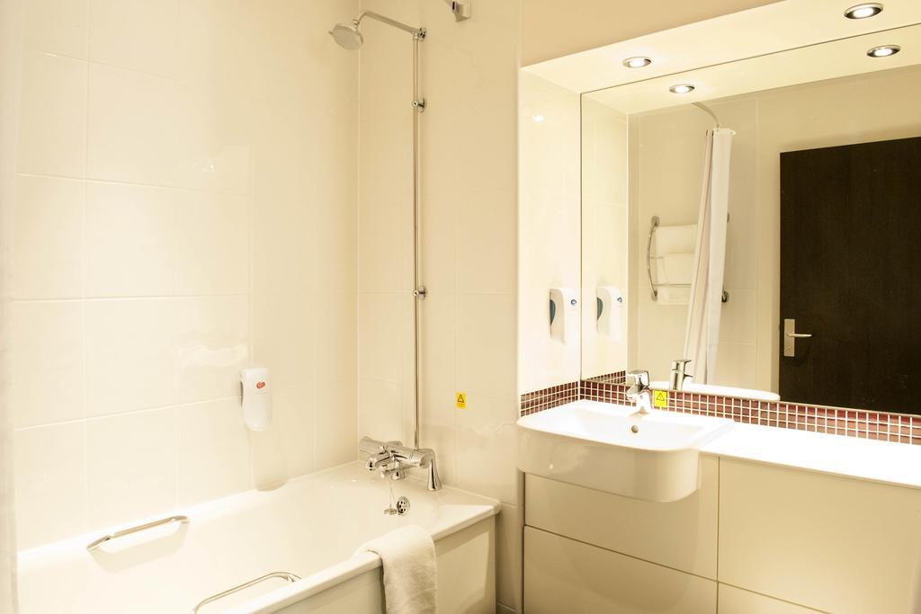 Premier Inn London Croydon West - Purley A23 Номер фото
